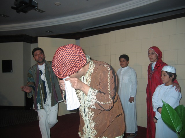 مشهد من العرض المسرحي