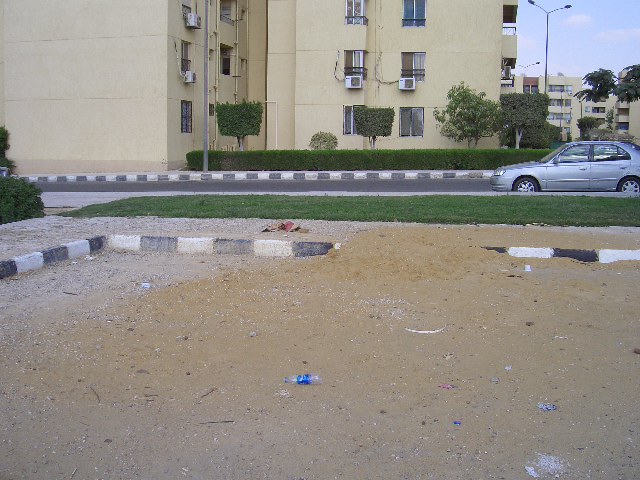 الرمال تنتشر في ساحة الانتظار أمام المسجد الأحمر