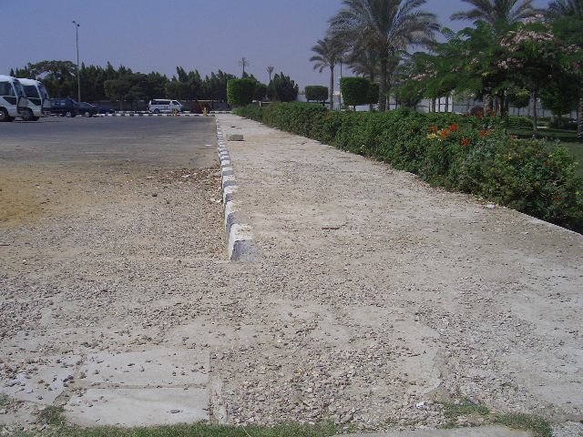 الحصى مبعثر فوق الرصيف